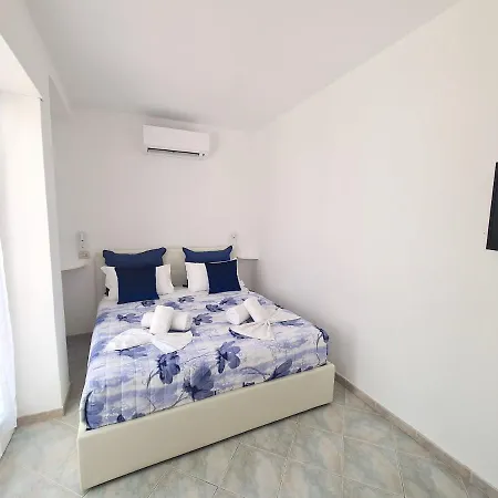 Tiberio House & Διαμέρισμα Κάπρι