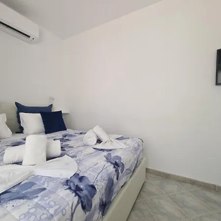 Tiberio House & Διαμέρισμα Κάπρι